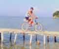 Ingrandisci Pietro in bici sul pontile