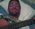 Ingrandisci Nico con chitarra sul letto